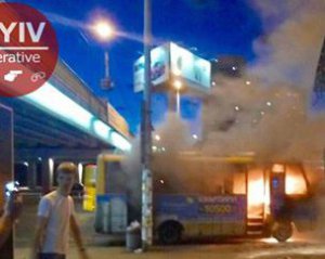 Возле метро загорелась маршрутка
