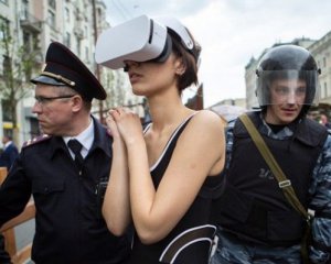 Художницю затримали біля Кремля за перебування у віртуальній реальності