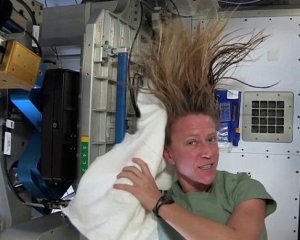 Женщина показала, как в космосе мыть волосы