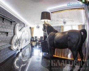 Конь и трон в кабинете: в Киеве за 13 млн продают квартиру с экстравагантным интерьером