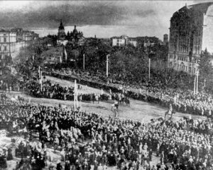 Гербом ЗУНР став золотий лев на синьому полі, гімном – пісня "Вже воскресла Україна"