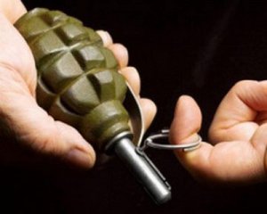 Мужчина угрожал гранатой в кафе