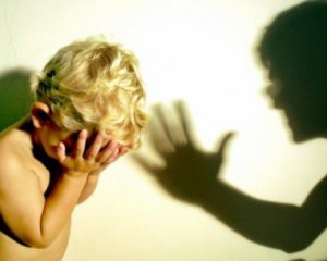 4-летнего ребенка воспитательница била ногами по спине