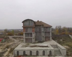 Теща завхоза Нацполиции ездит на люксовом авто и строит дворец под Киевом