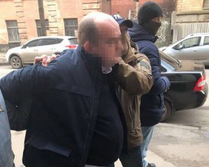 Чиновника ДФС задержали на взятке