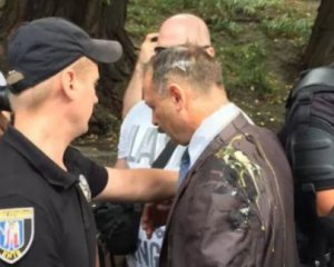 Яйцами на голове Барны занялись 5 полицейских и 10 прокуроров