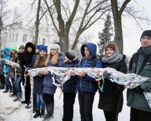 14 километров рекорда: школьники сделали невероятную гирлянду