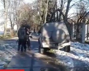 Внедорожник влетел в толпу людей на остановке