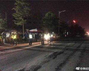 В Китае обвалилась часть дороги, есть пострадавшие