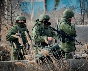"Зеленых человечков" в Крыму поздравили с "профессиональным праздником"