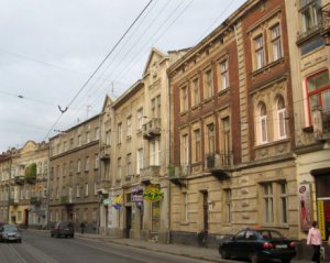 В центре города девушке на голову упал кусок фасада дома