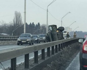 Автомобиль военных перевернулся на мосту