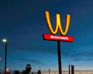 McDonald's впервые в истории изменил логотип