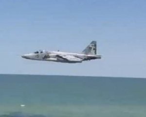Як штурмовик Су-25 екстремально низько літав над пляжем: відео з кабіни пілота