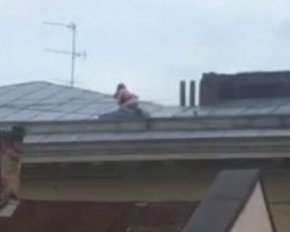 За кадром еще ярче: молодая пара занялась сексом на крыше дома