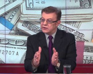 Эксперт показал связь между пенсией и падением гривны