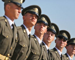 Обращение "товарищ" в армии нужно оставить - языковед