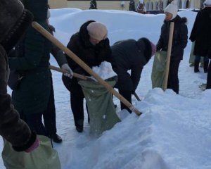   Teachers were led to freeze to collect snow in bags 