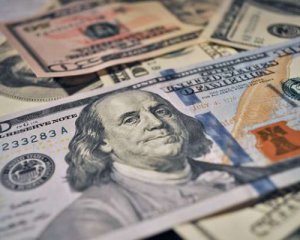 Після вихідних долар продовжив дорожчати