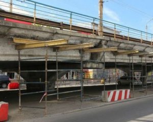 В столице перекрывают скандальный мост