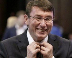 У Зеленского объяснили, почему не тронут Луценко до выборов