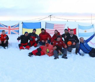 Шашлыки и заплывы при -8°C: украинцы отпраздновали Мидвинтер на Антарктиде