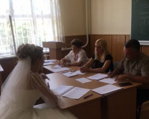 В белом платье и с мужем под руку: девушка пришла на вступительный экзамен сразу после свадьбы