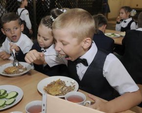 У школах під Києвом дітей годують списаними продуктами