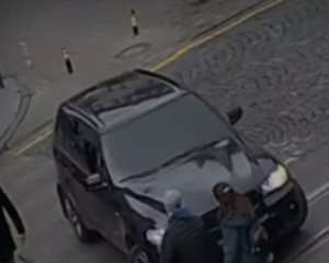 Водитель напал на мужчину, который перешел перед ним дорогу по "зебре"