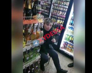 "П***й к себе домой": п'яна продавчиня відмовилася говорити українською з покупцем (18+)