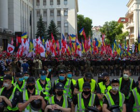 Три кордони поліції і "психіатри" - партія Шарія мітингувала під Офісом президента