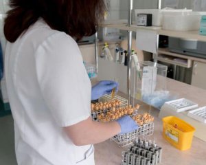 Майже тисяча нових хворих. В Україні черговий антирекорд по коронавірусу