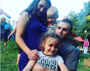 Молодший кричить. А старша його захищає: "Мама, не бий Захарчика"