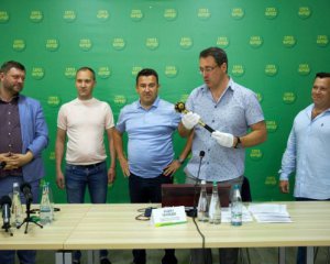 У "Слузі народу" пояснили символізм булави Зеленського з однойменного фільму