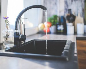 Американцам запретили пить воду из-под крана из-за опасного микроба