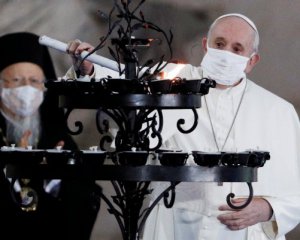 Папа Римский впервые с начала пандемии надел защитную маску
