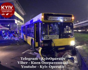 Затримали водія автобуса, який на Видубичах влетів у зупинку