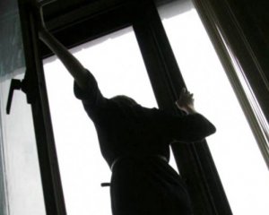Ребенок выпал с четвертого этажа, встал и пошел домой