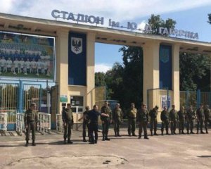 Руководителя стадиона "Десны" избили и бросили в мусорный бак