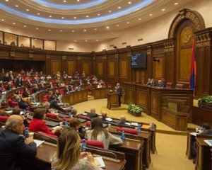 Ситуація у Карабасі: парламент Вірменії відмовився скасувати військовий стан